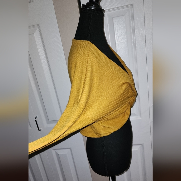 Twisted front crop top - Picture 3 of 3